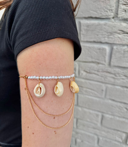 Bracelet de bras avec pendentif en perles et coquillages
